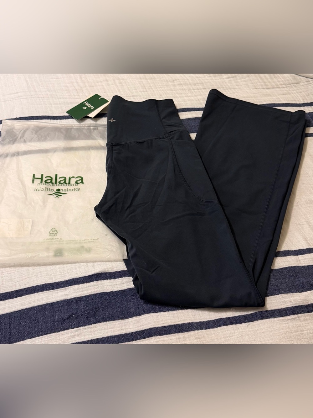 HALARA UltraSculpt High Waisted Bootcut Leggings with Pockets. NWT, Medium. - Picture 12 of 13